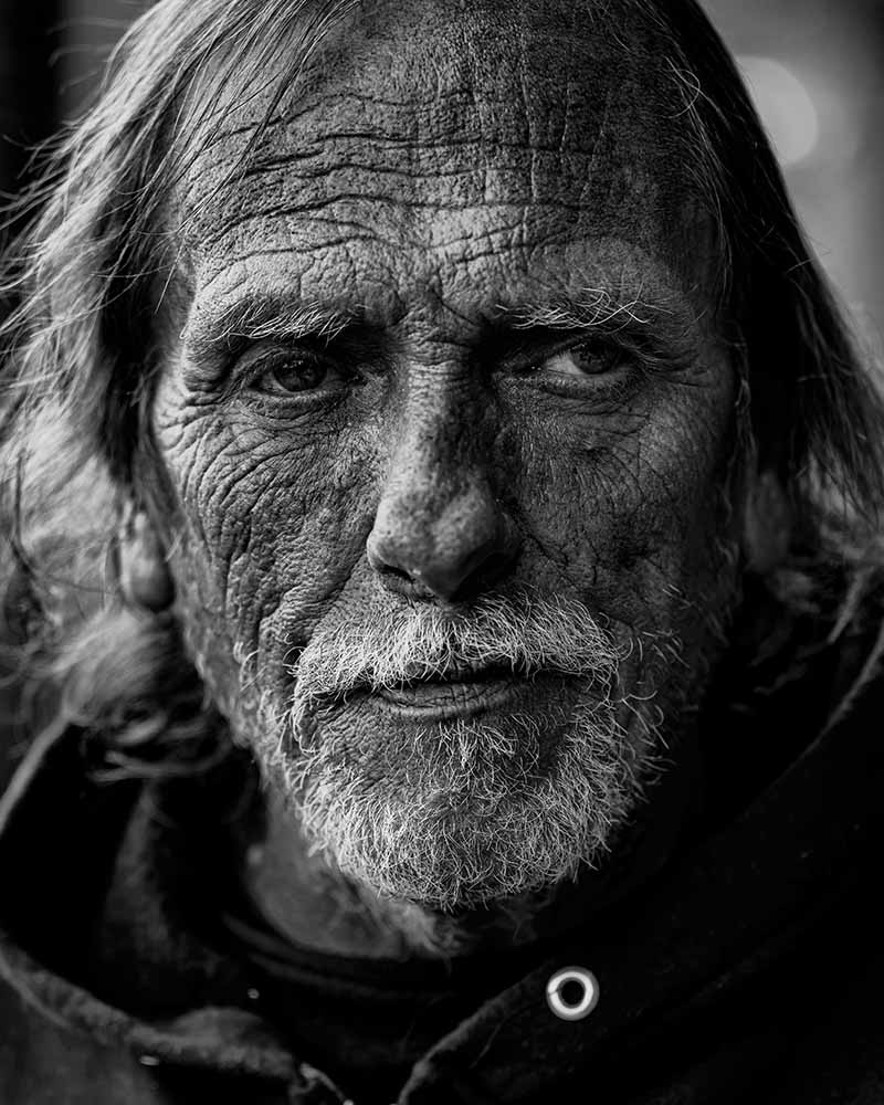 Portrætfoto taget for politikken af en hjemløs